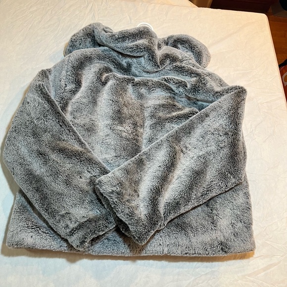 H & M Women's Gray Faux Fur Jacket size medium very soft feel to it - Picture 10 of 10